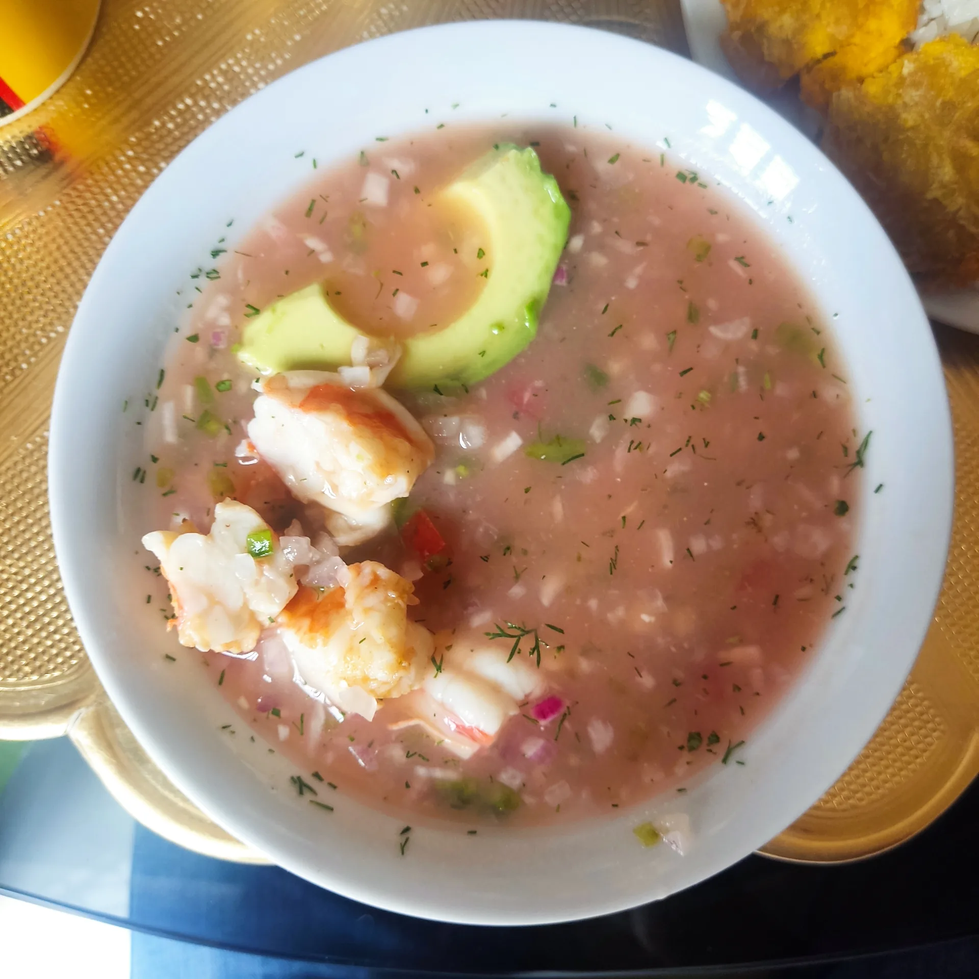 Ceviche ecuatoriano de camarón en salsa de tomate, cebolla y limón, con aguacate