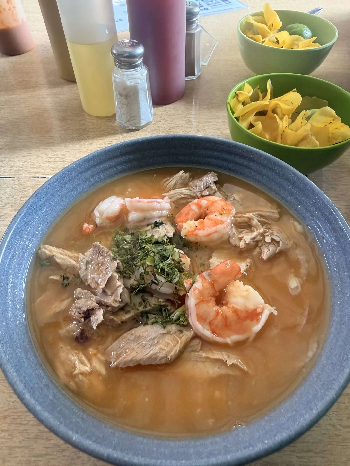 Bol de encebollado con camarón, pescado y chifles en un restaurante de la costa ecuatoriana