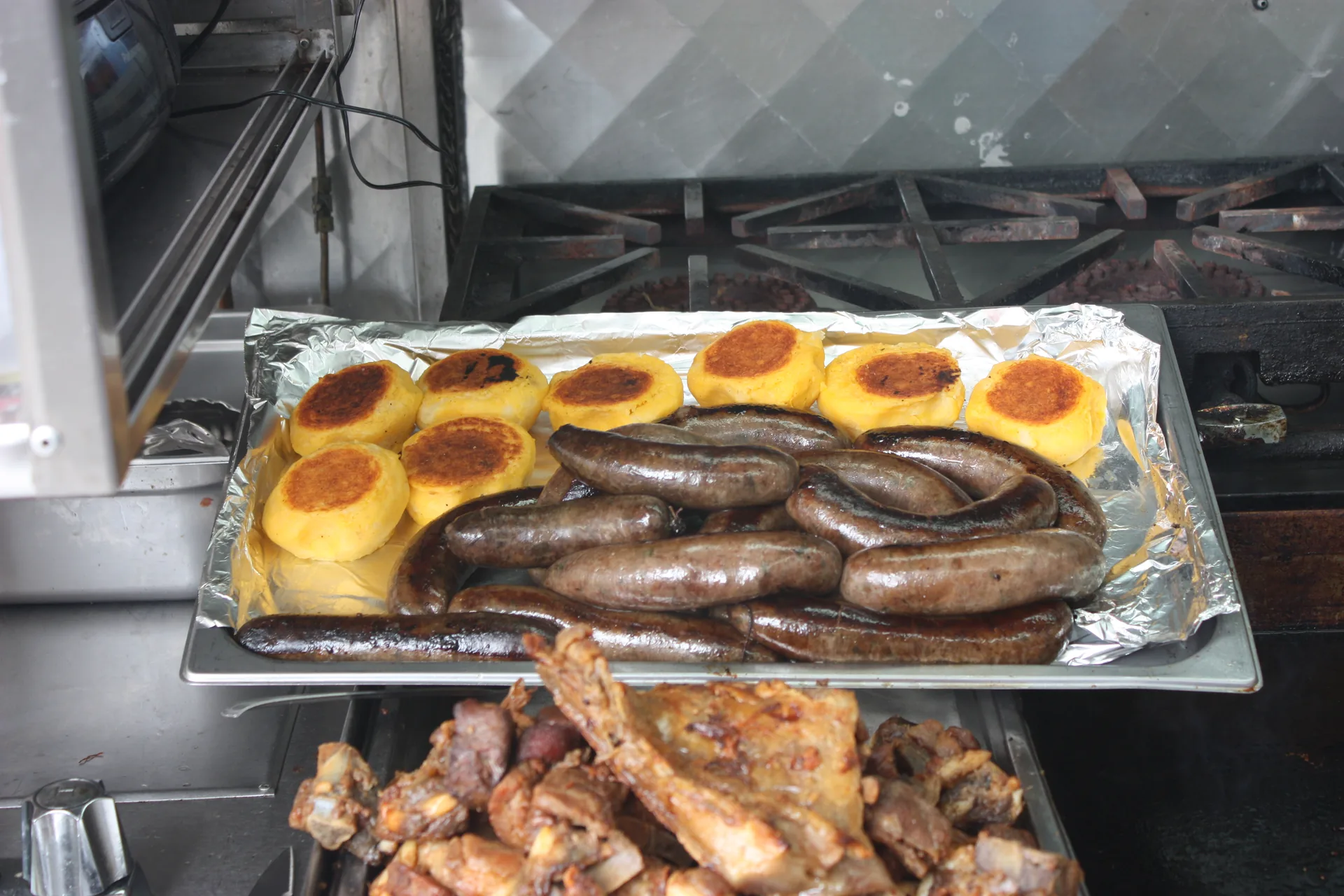 Llapingachos, tortillas de papa rellenas de queso, dorados a la plancha