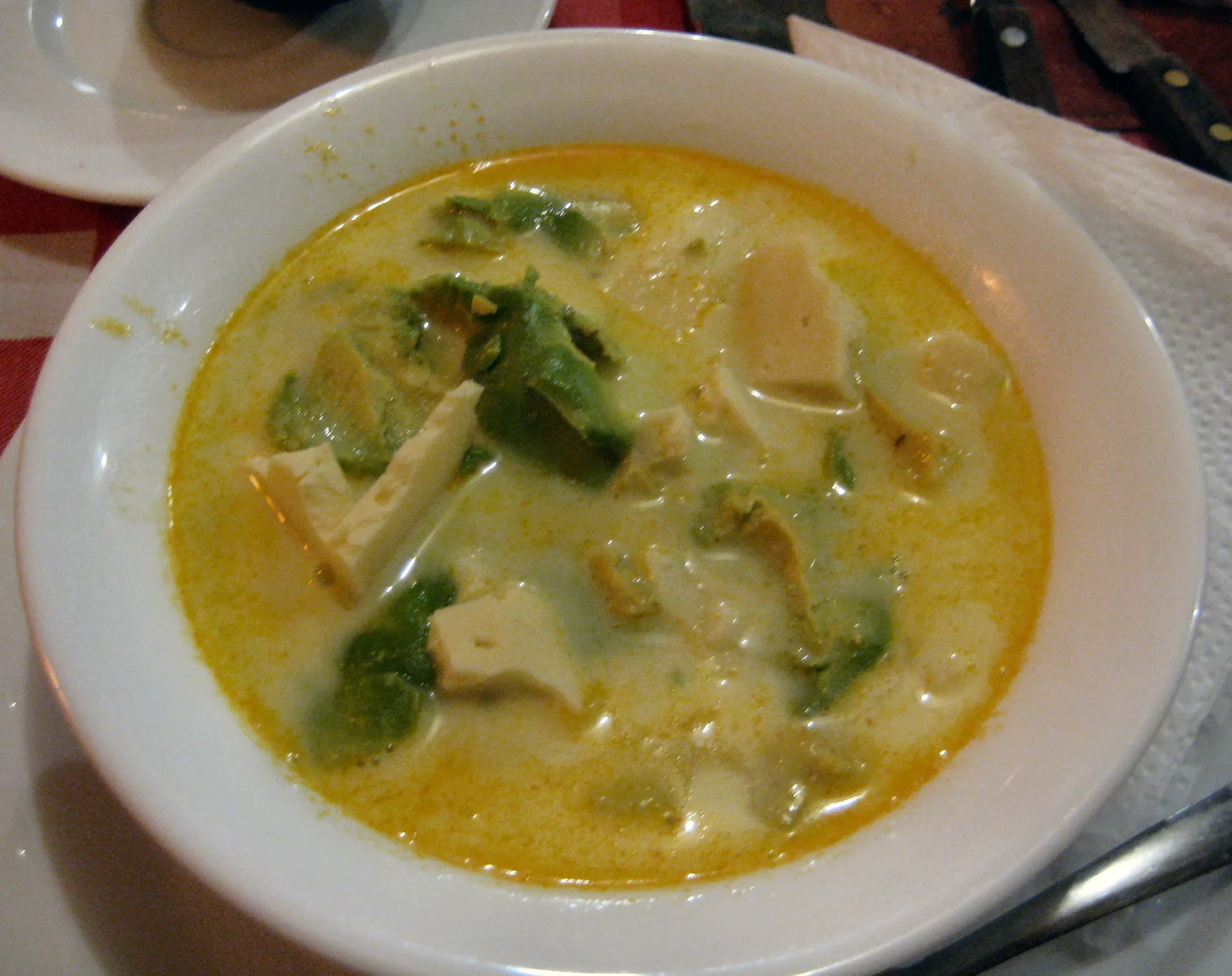 Locro de papa, sopa cremosa ecuatoriana con aguacate y queso
