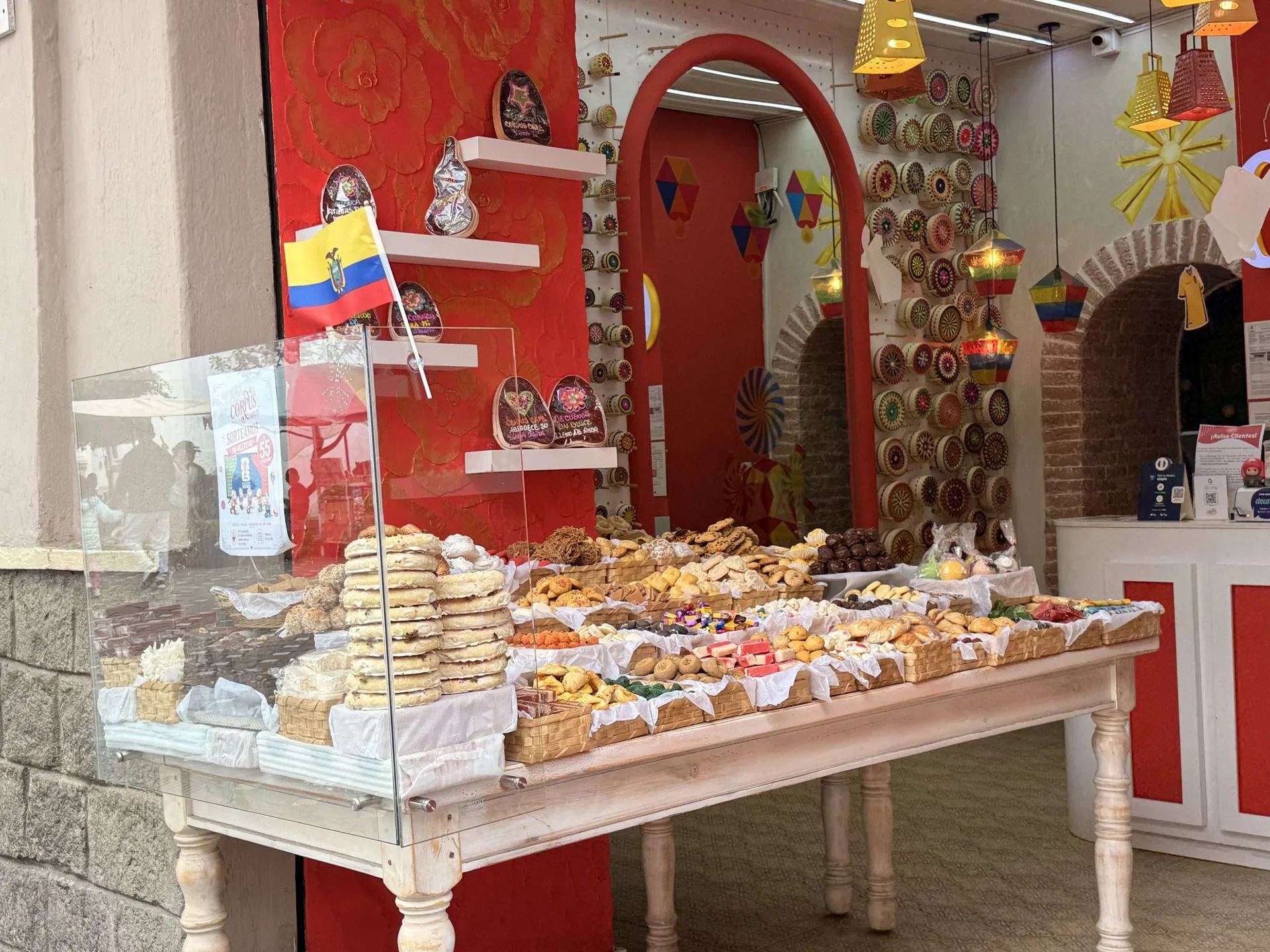 Mesa de dulces y pastas tradicionales ecuatorianas, típicos de Corpus Christi en Cuenca