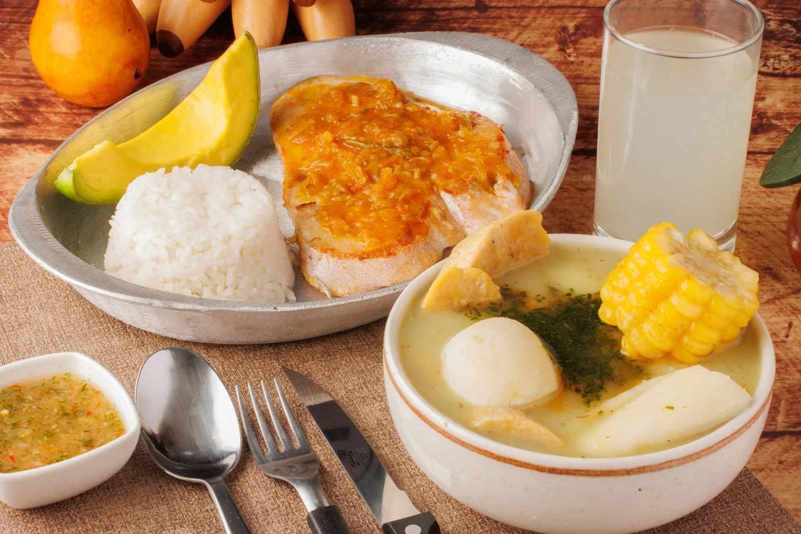 Plato de sancocho con yuca, papa, plátano, mazorca y cilantro