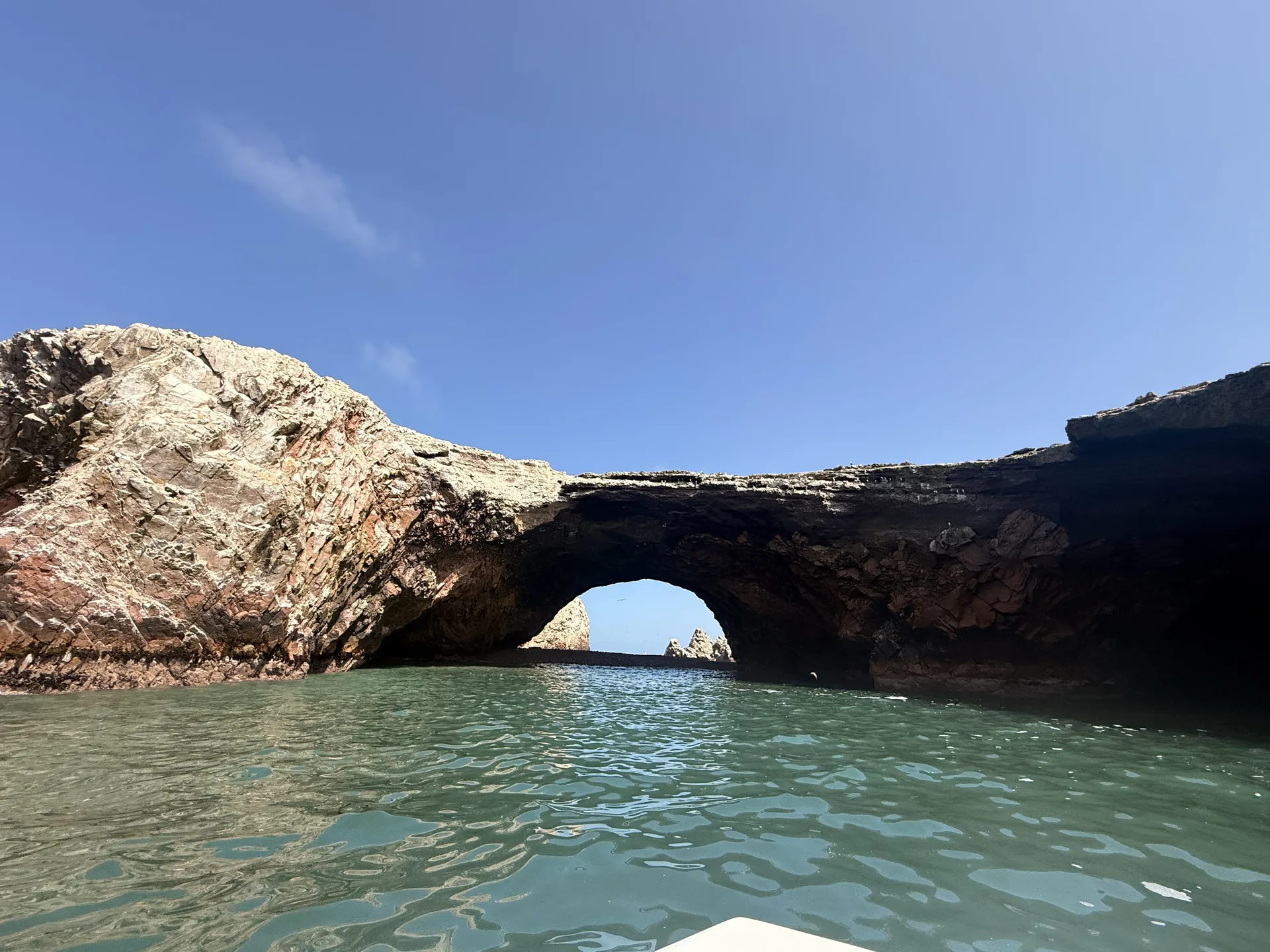 arco de lava en la reserva nacional paracas, peru