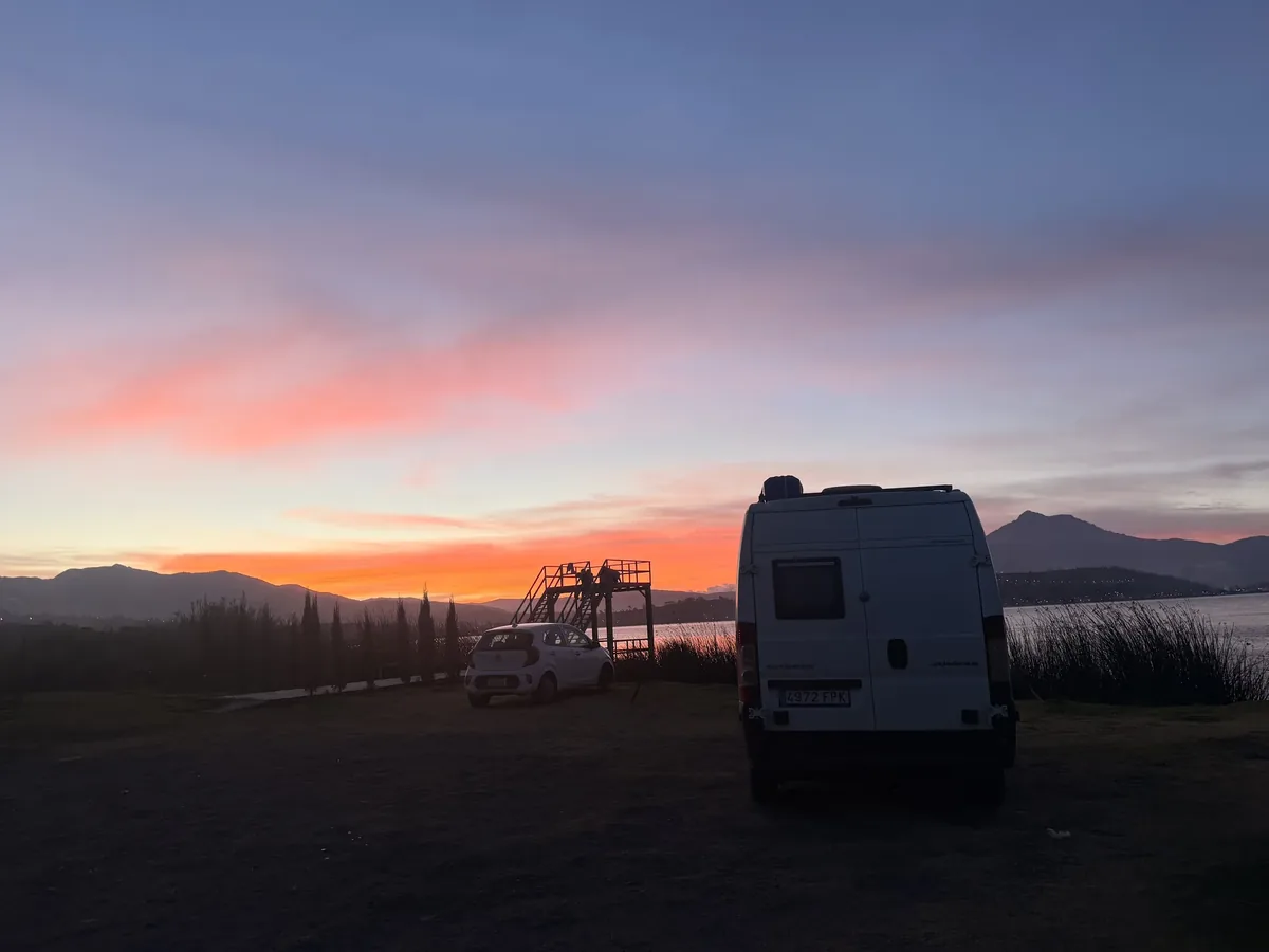 Atarceder en Laguna san pablo con una furgoneta camper