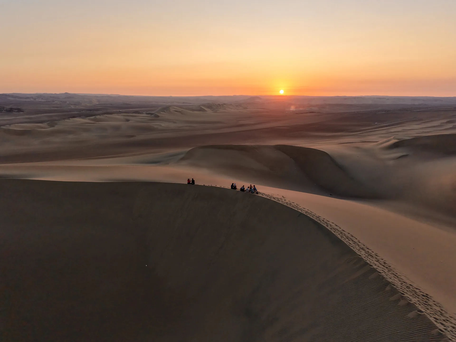 Atarceder en las dunas del desierto de Ica