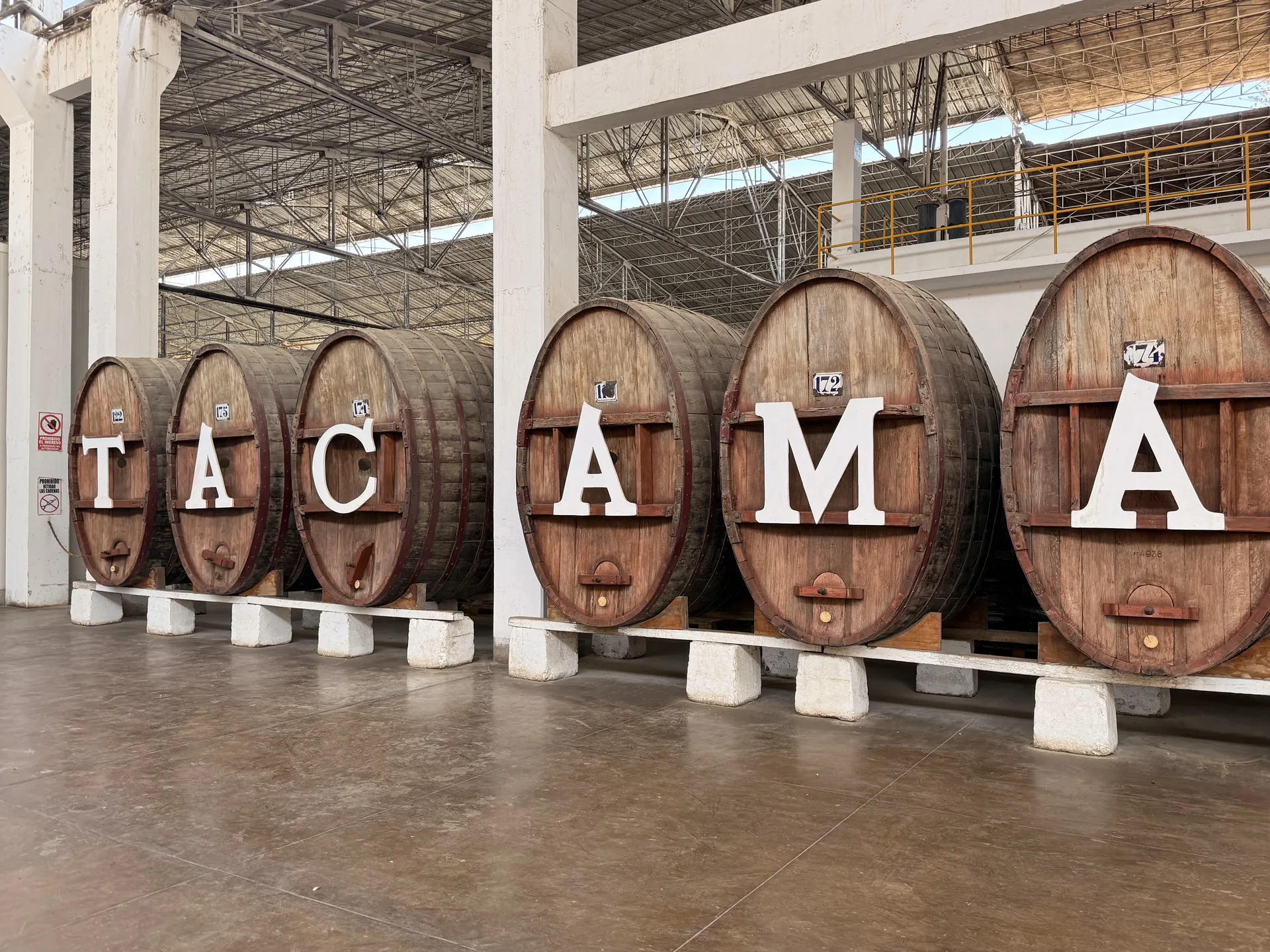 barriles de la bodega Tacama, en Ica, Perú