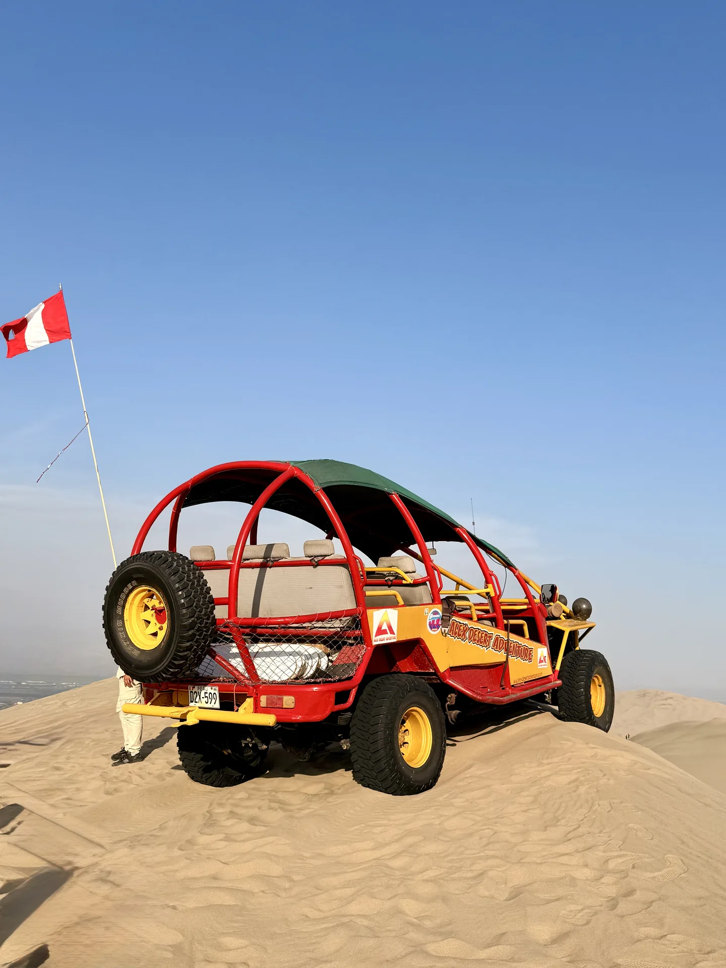 buggie encima de una duna en el desierto de ica