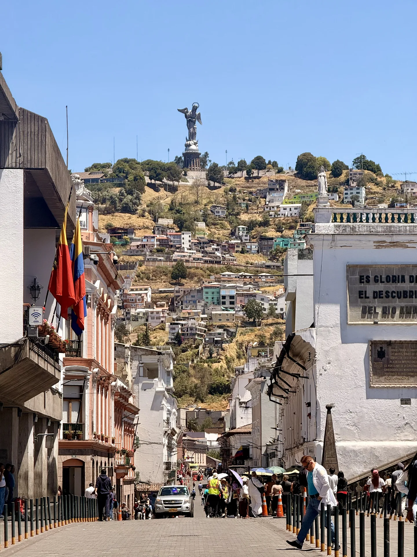 Calle de quito con la virgen del panecillo de fondo