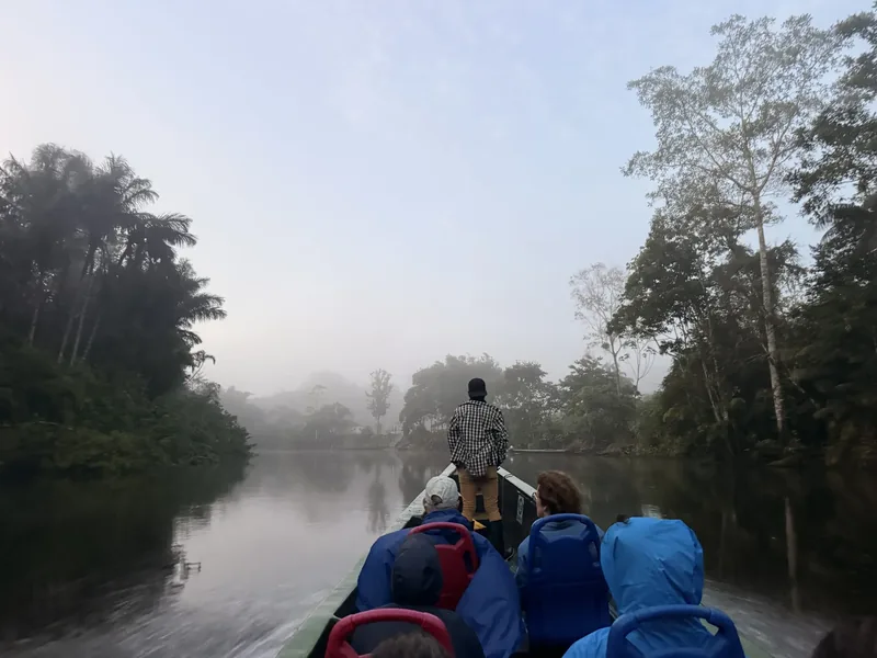 Canoa por un río de la selva amazónica al amanecer