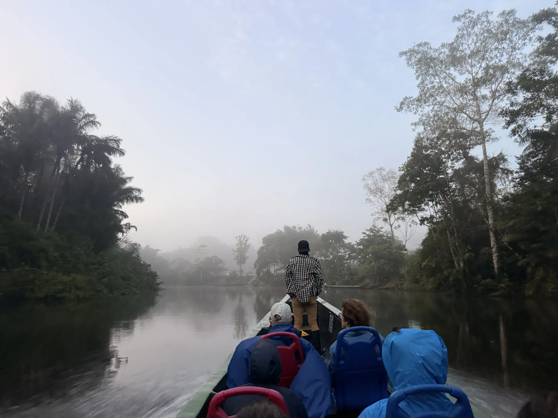 canoa motorizada por un rio en la selva amazonica