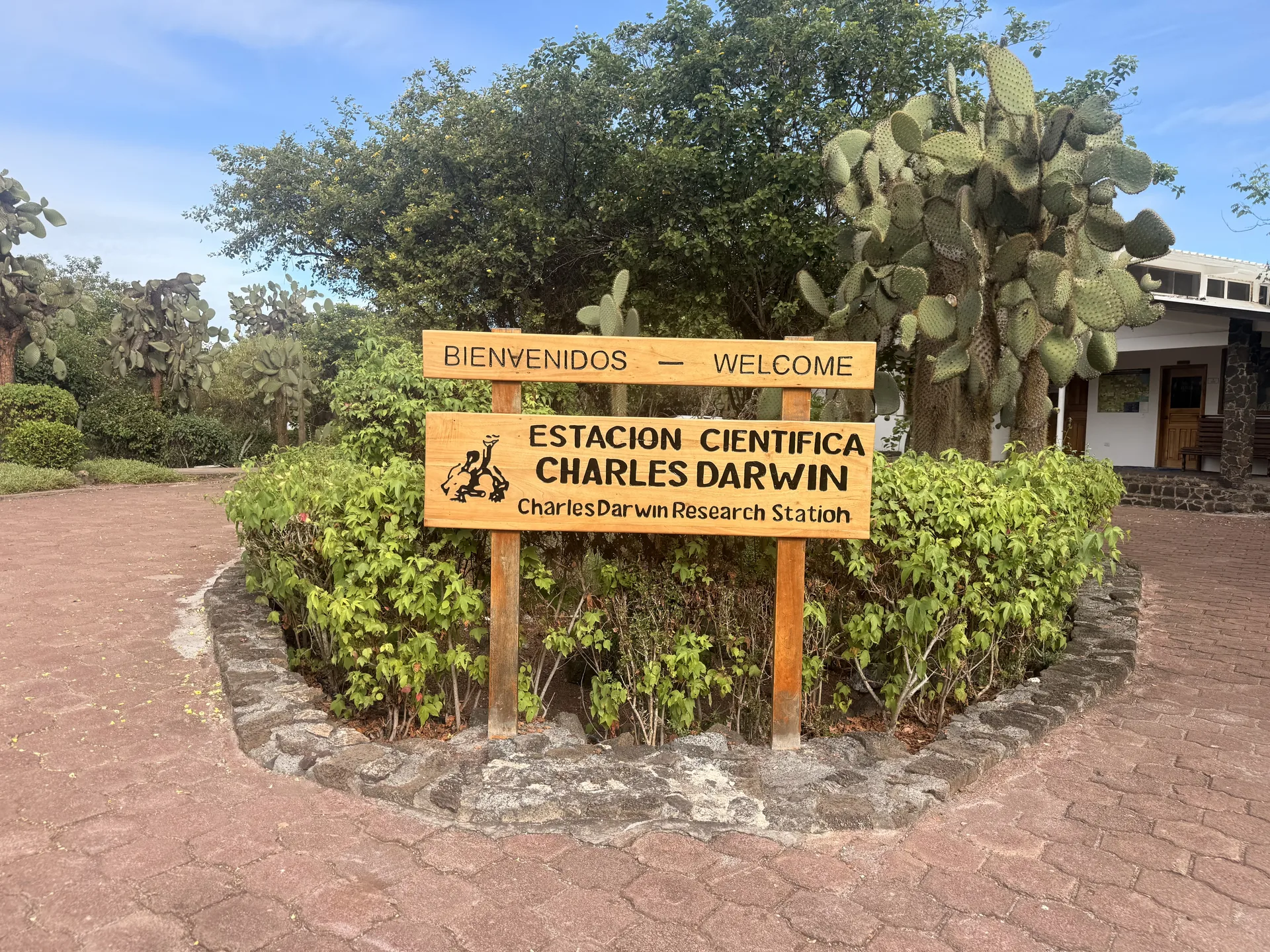 cartel de la Estacion Cientifica Charles Darwin, en Galápagos