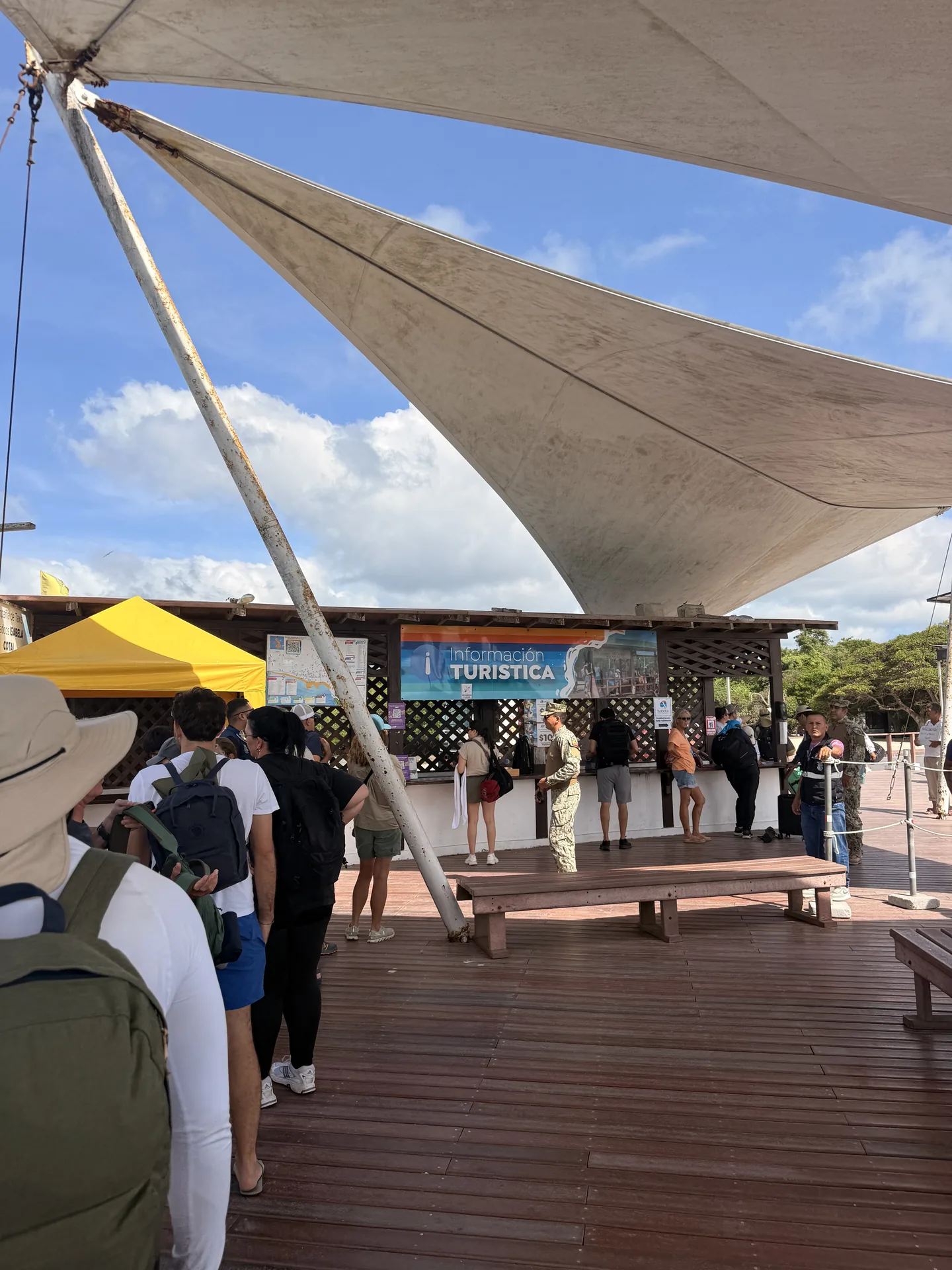 Cola para pagar la tasa de ingreso a la isla isabela, Galápagos