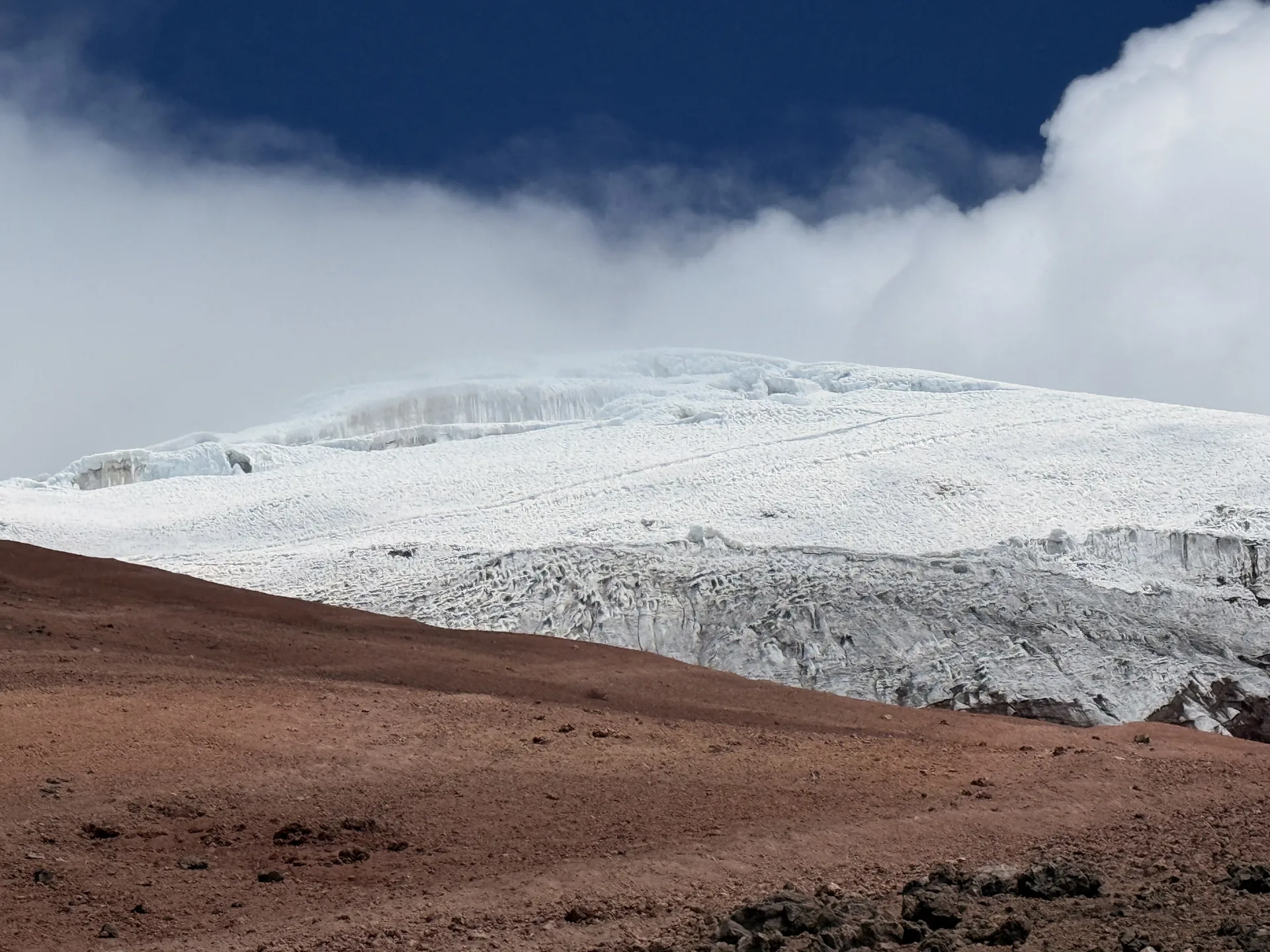 Cumbre nevada del volcán cotopaxi
