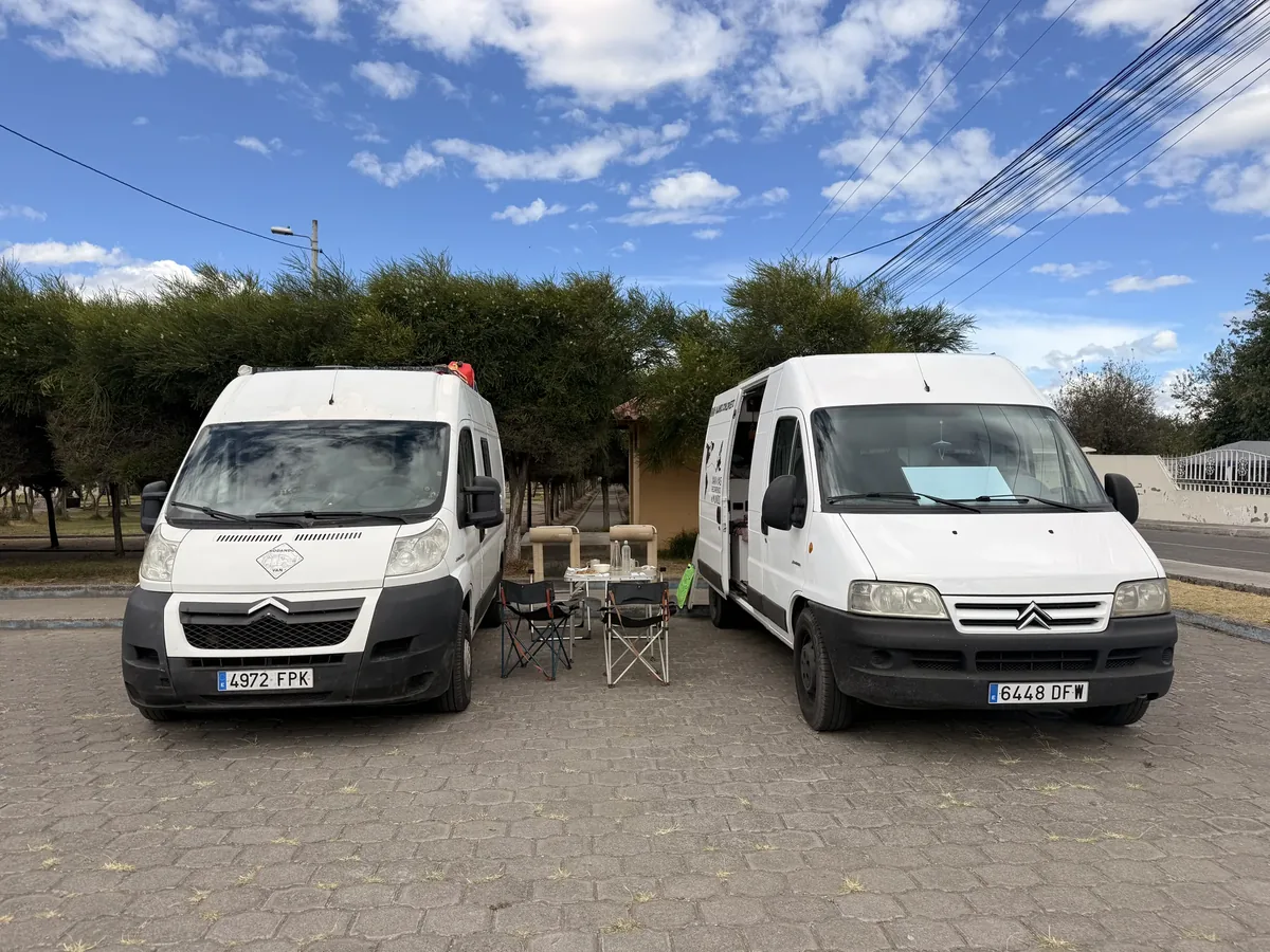 dos furgonetas camper estacionadas