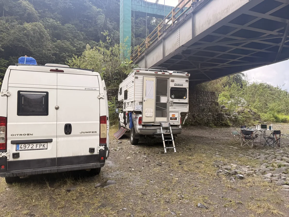 Dos furgonetas camper pernoctando debajo de un puente