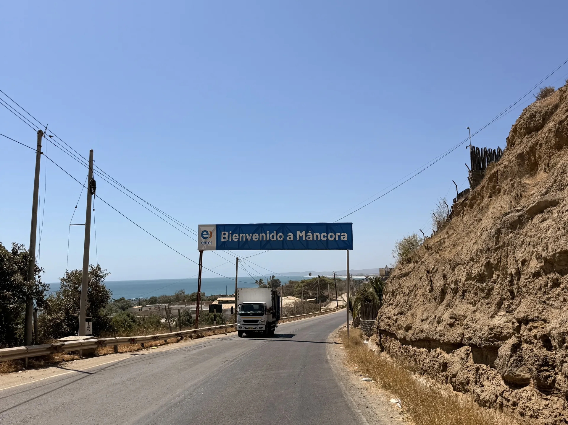 Entrada al pueblo Máncora, en el norte de Perú