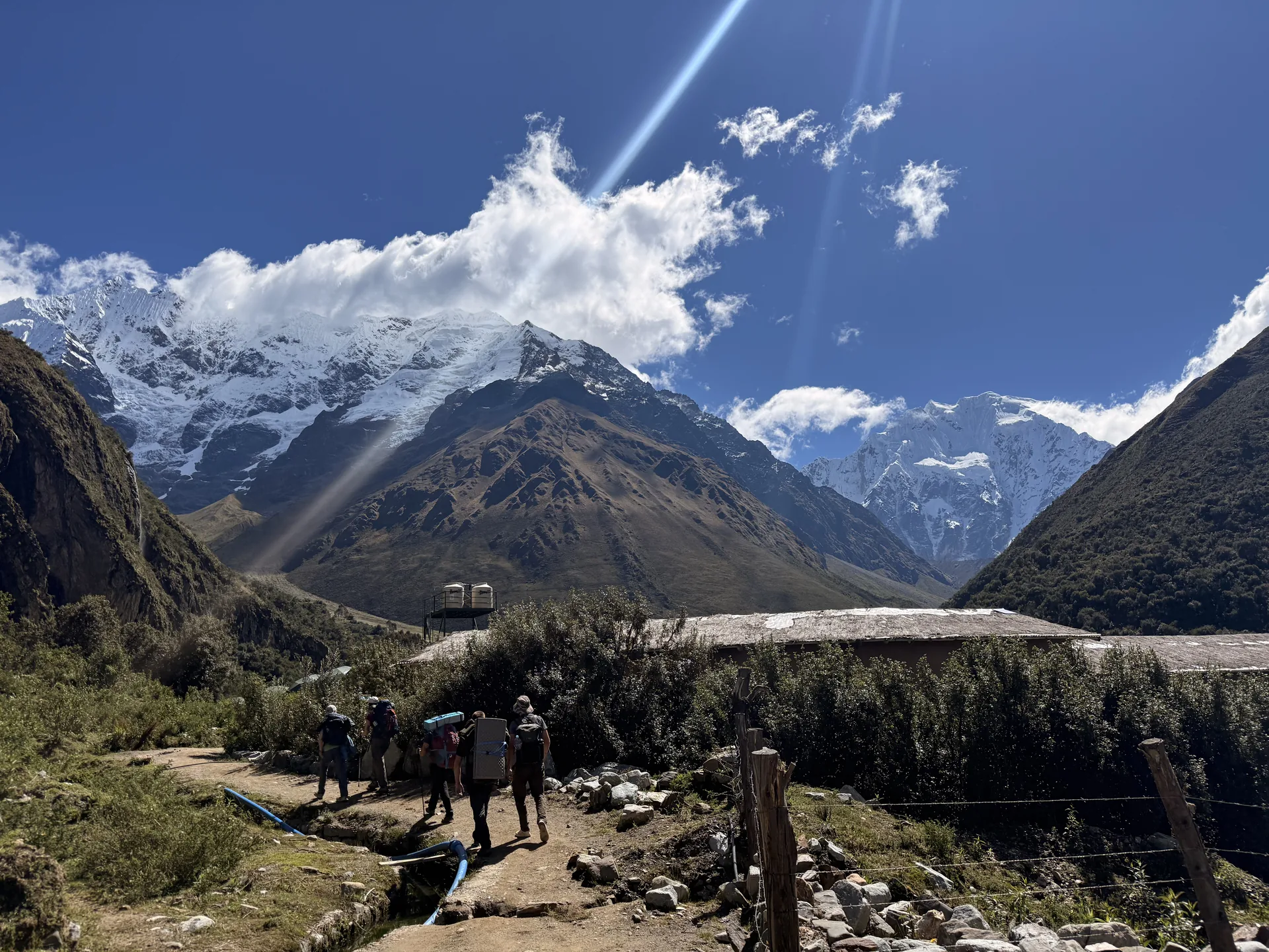Excursionistas iniciando el Salkantay Trek en Soraypampa