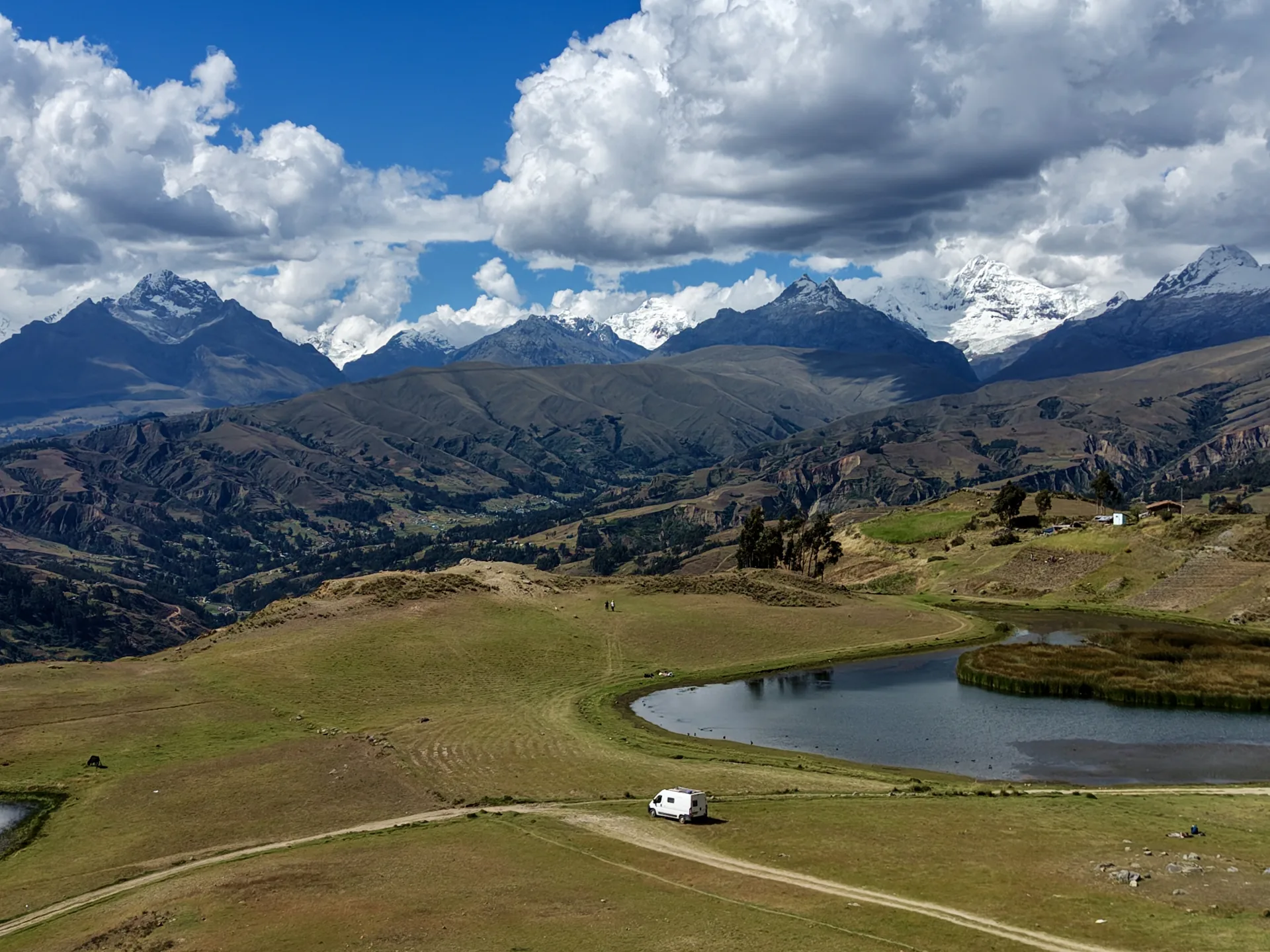Furgoneta blanca al lado de laguna Wilcacocha