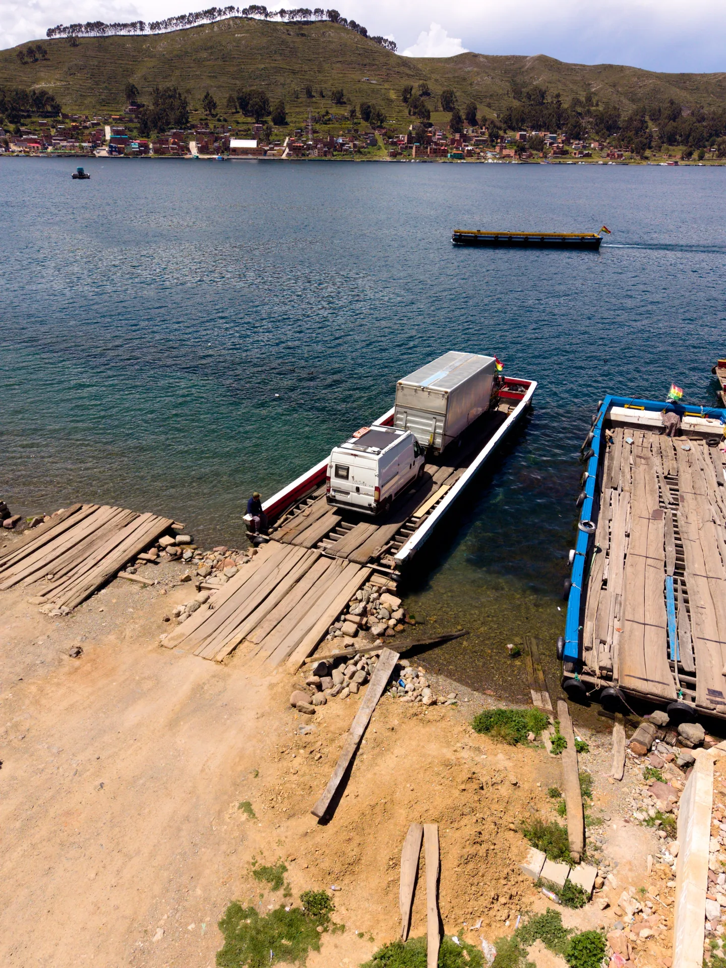 furgoneta camper en una barcaza de madera en el lago titicaca