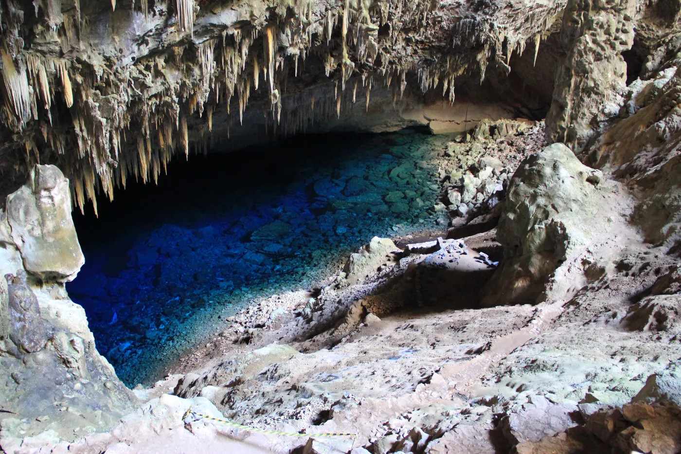 Interior de la Gruta do Lago Azul en Bonito