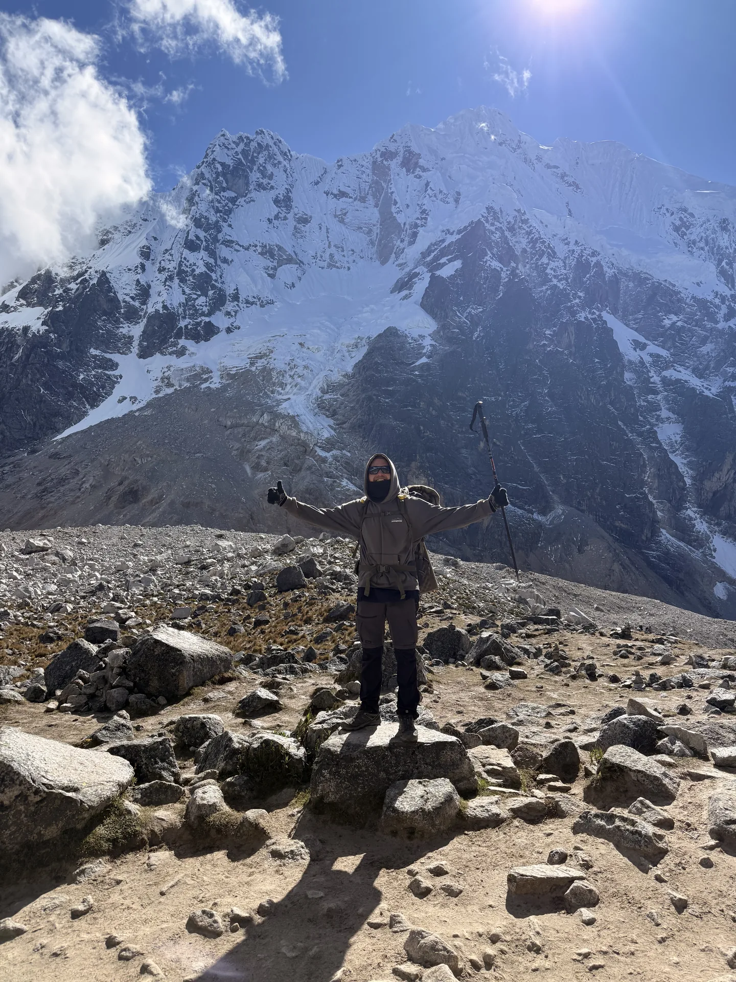 Hombre coronando el paso abra Salkantay