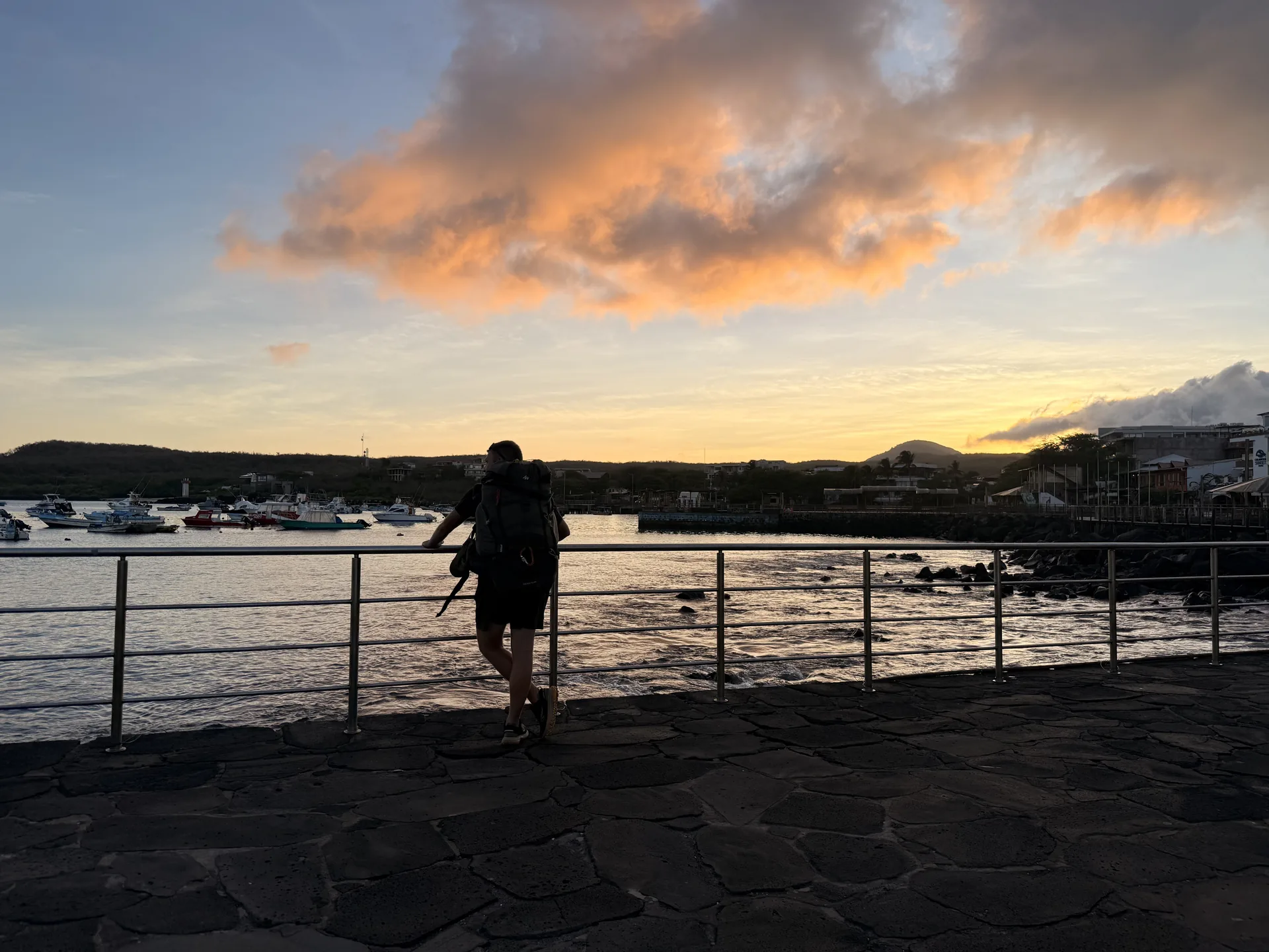 Hombre de espaldas con el amanecer de fondo