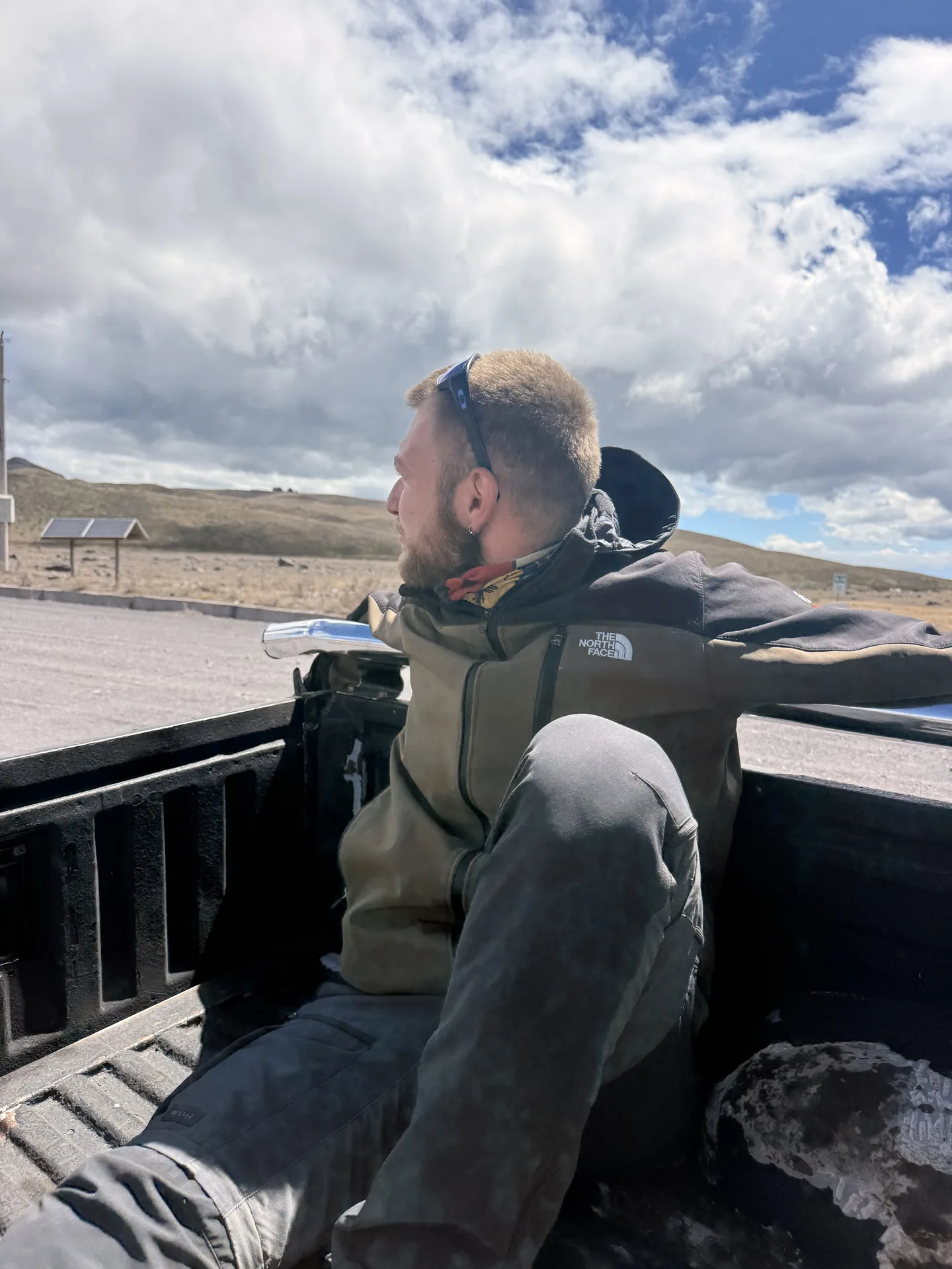 Hombre en la parte trasera de una camioneta
