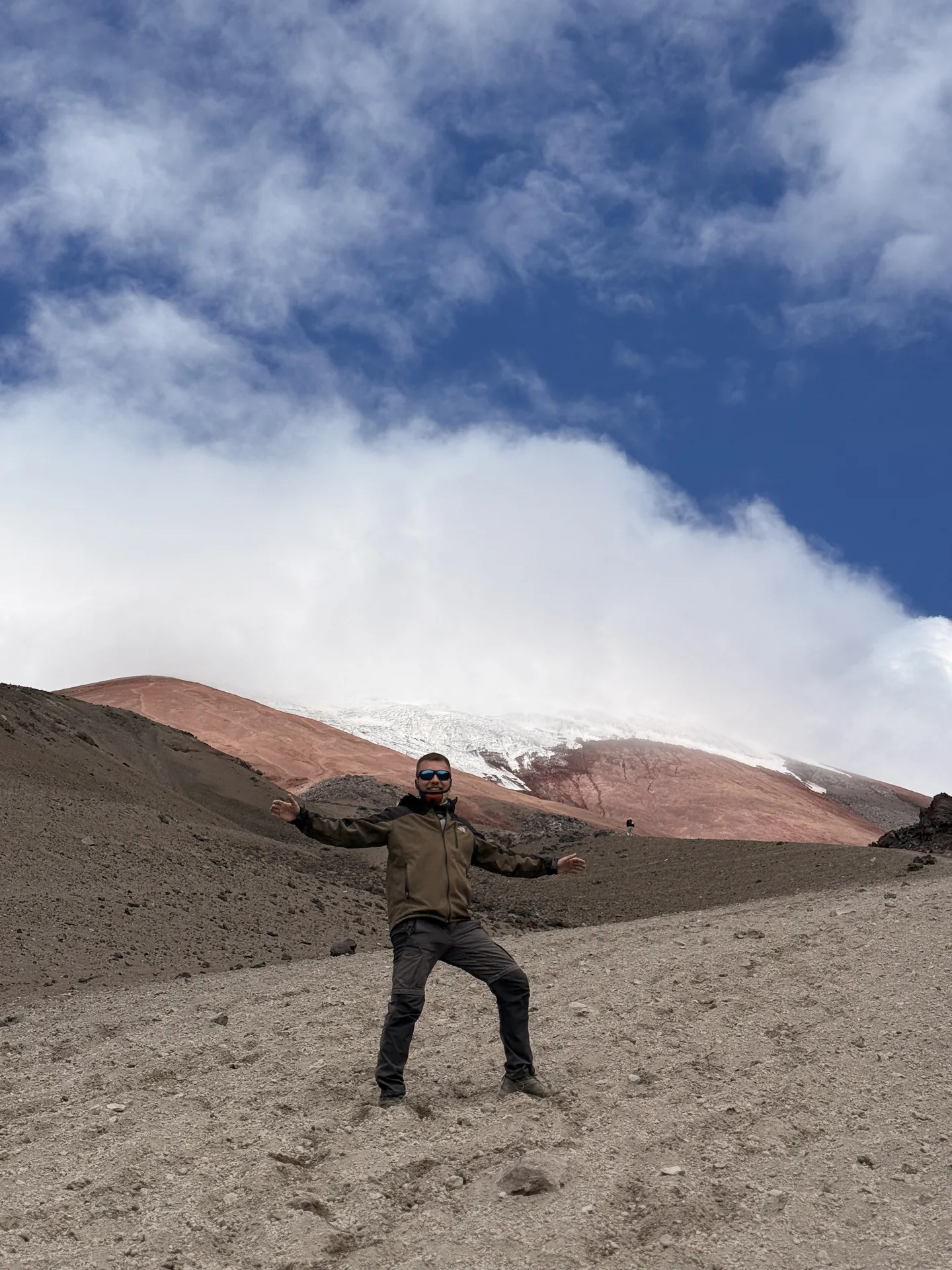 Hombre subiendo al refugio a los pies del volcan cotopaxi