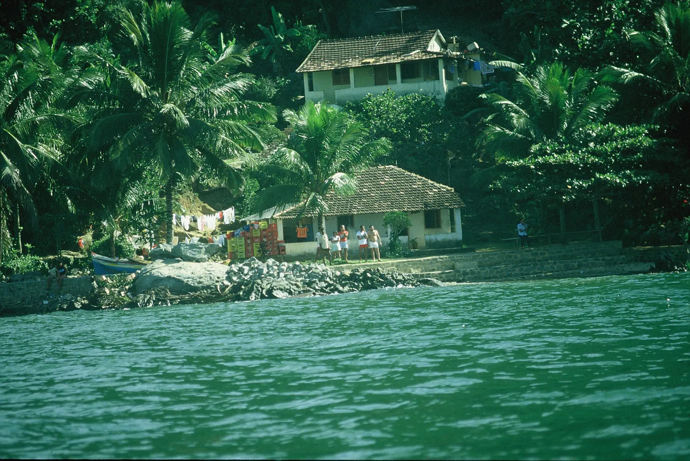 Casas y barcas en la costa de Ilha Grande