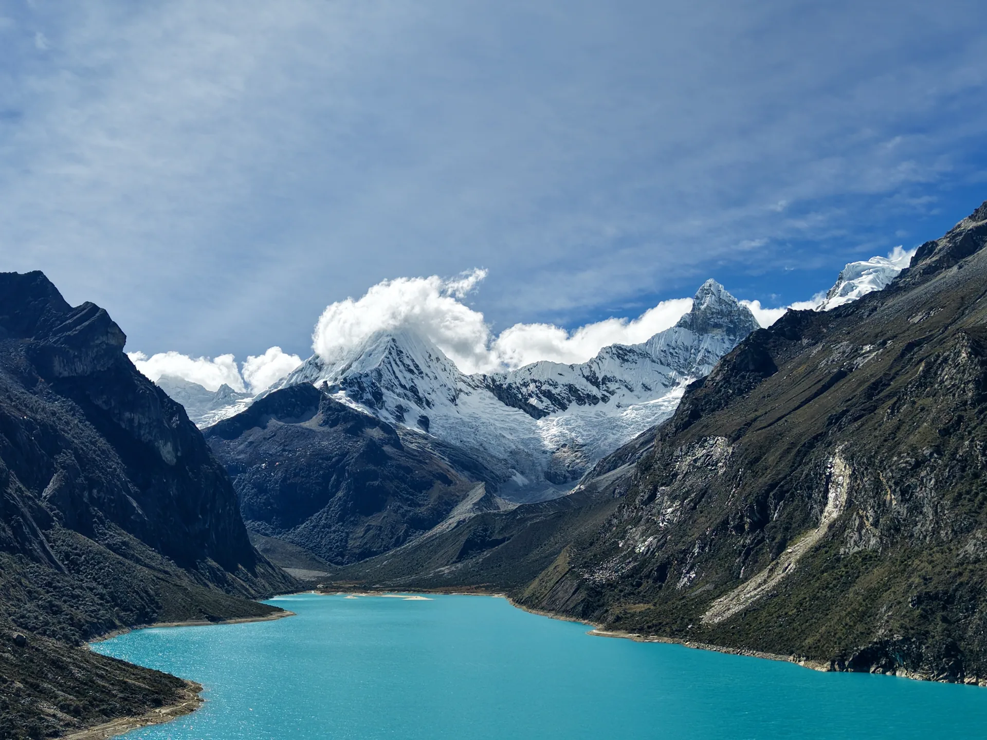 Laguna paron turquesa con cielo despejado y montañas nevadas al fondo