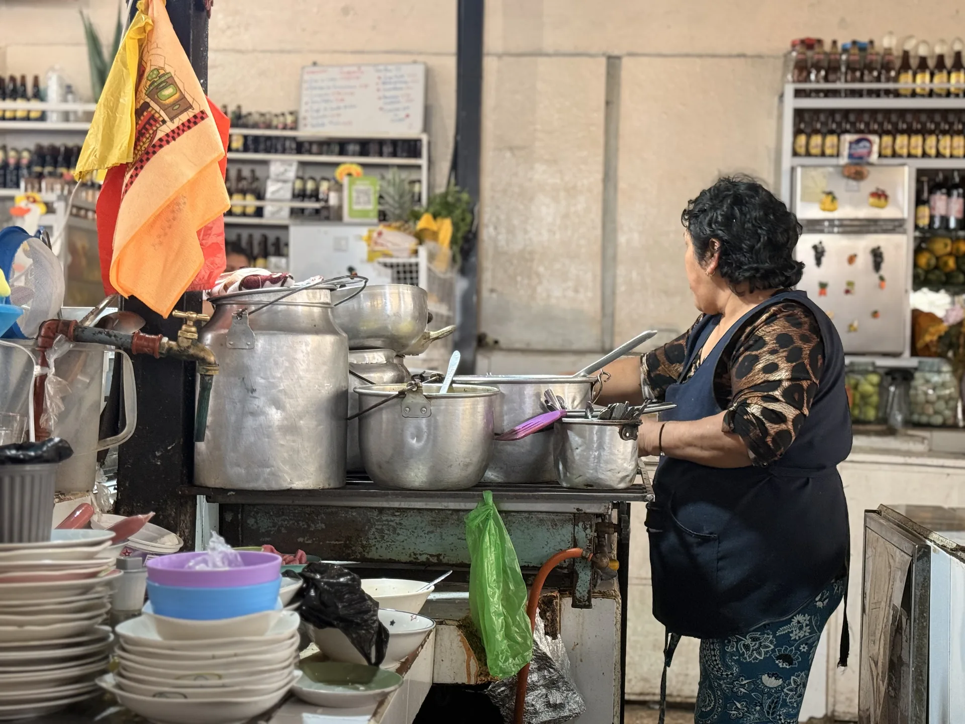 mujer cocinando en un mercado ecuatoriano