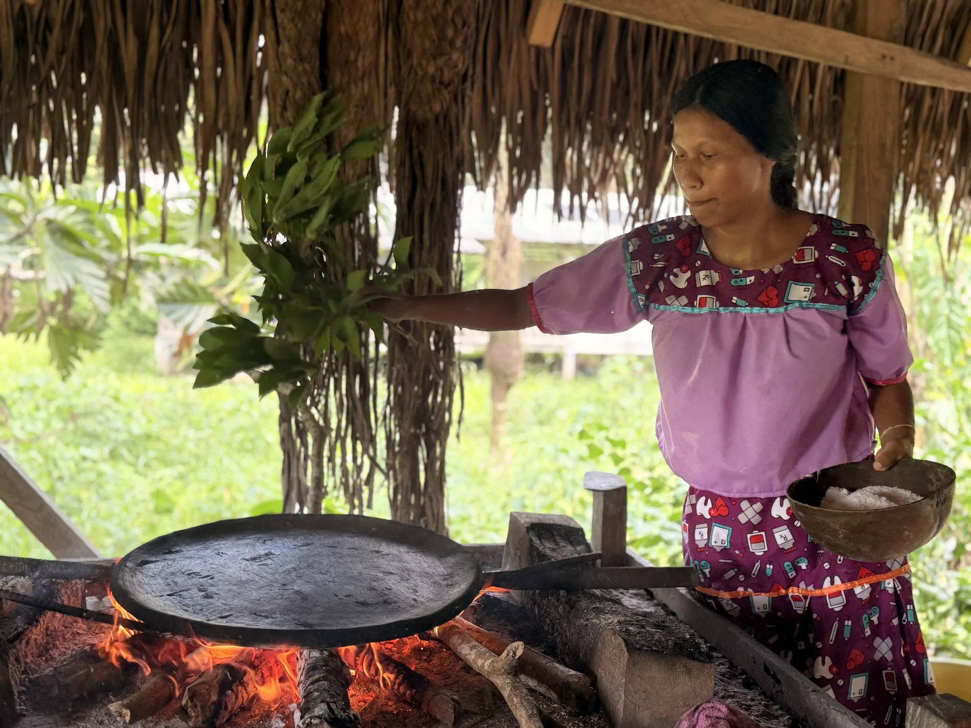 mujer de comunidad siona preparando casabe