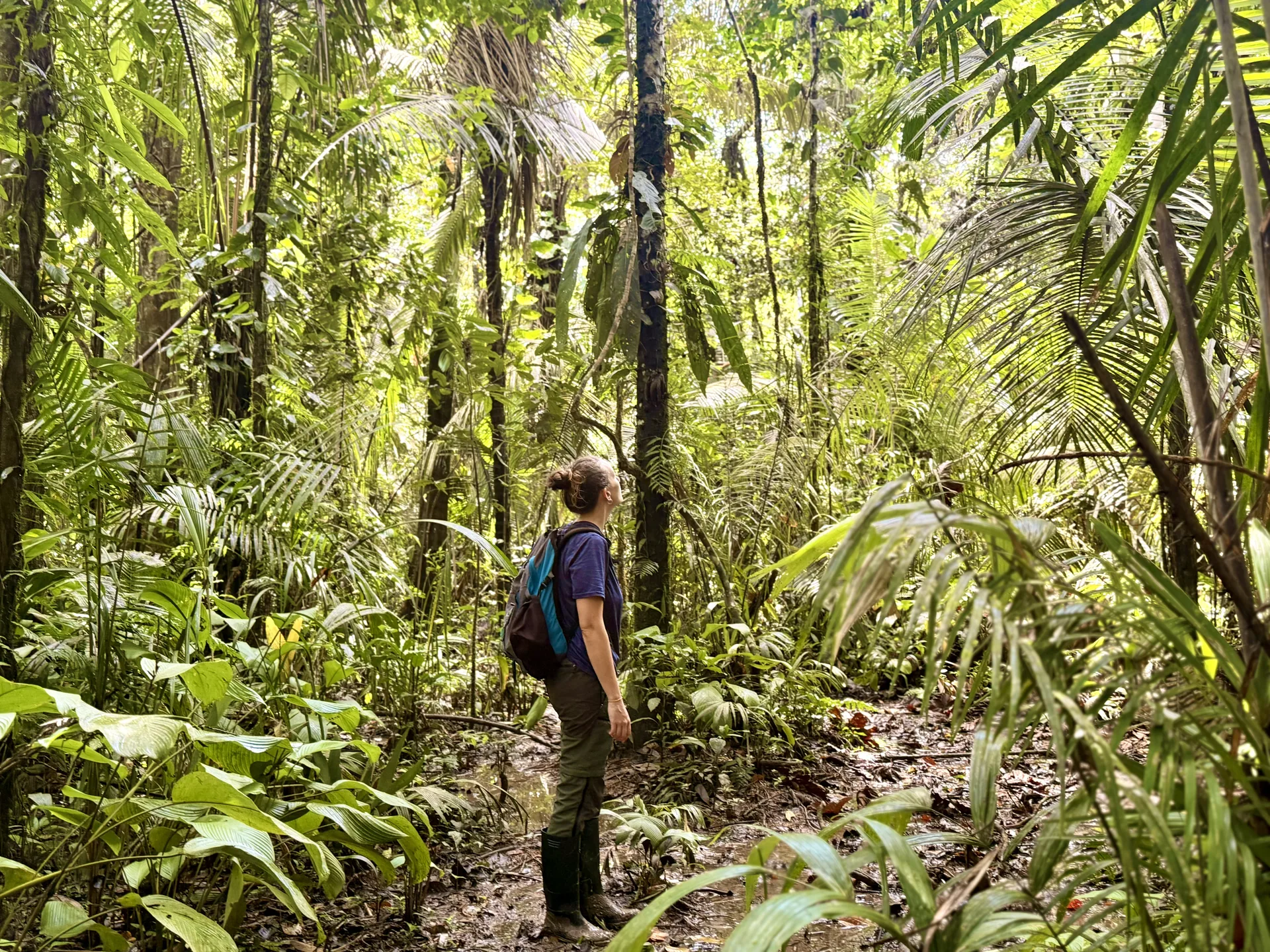 mujer en medio de la selva amazonica