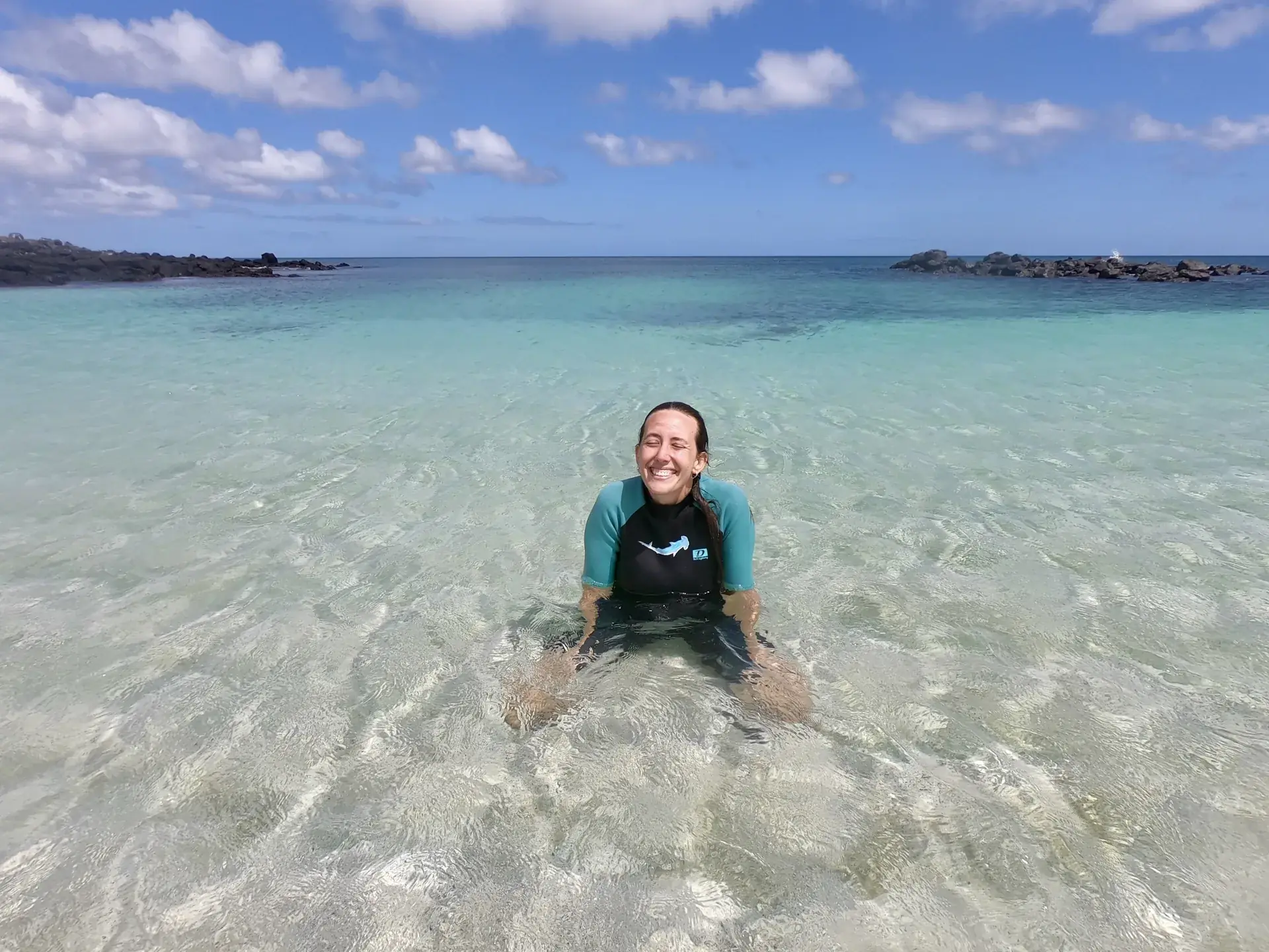 Mujer en una playa de arena blanca