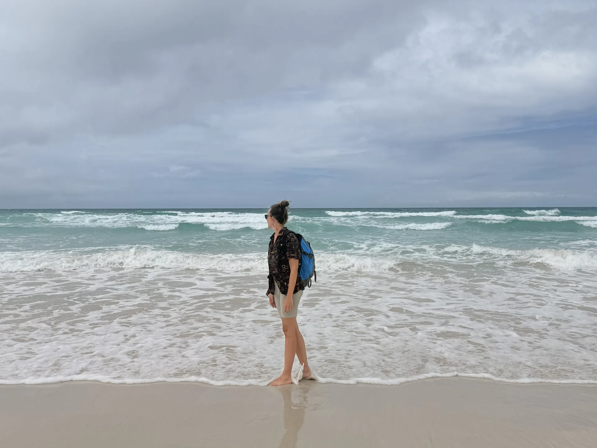 Mujer en una playa de arena blanca en Galápagos