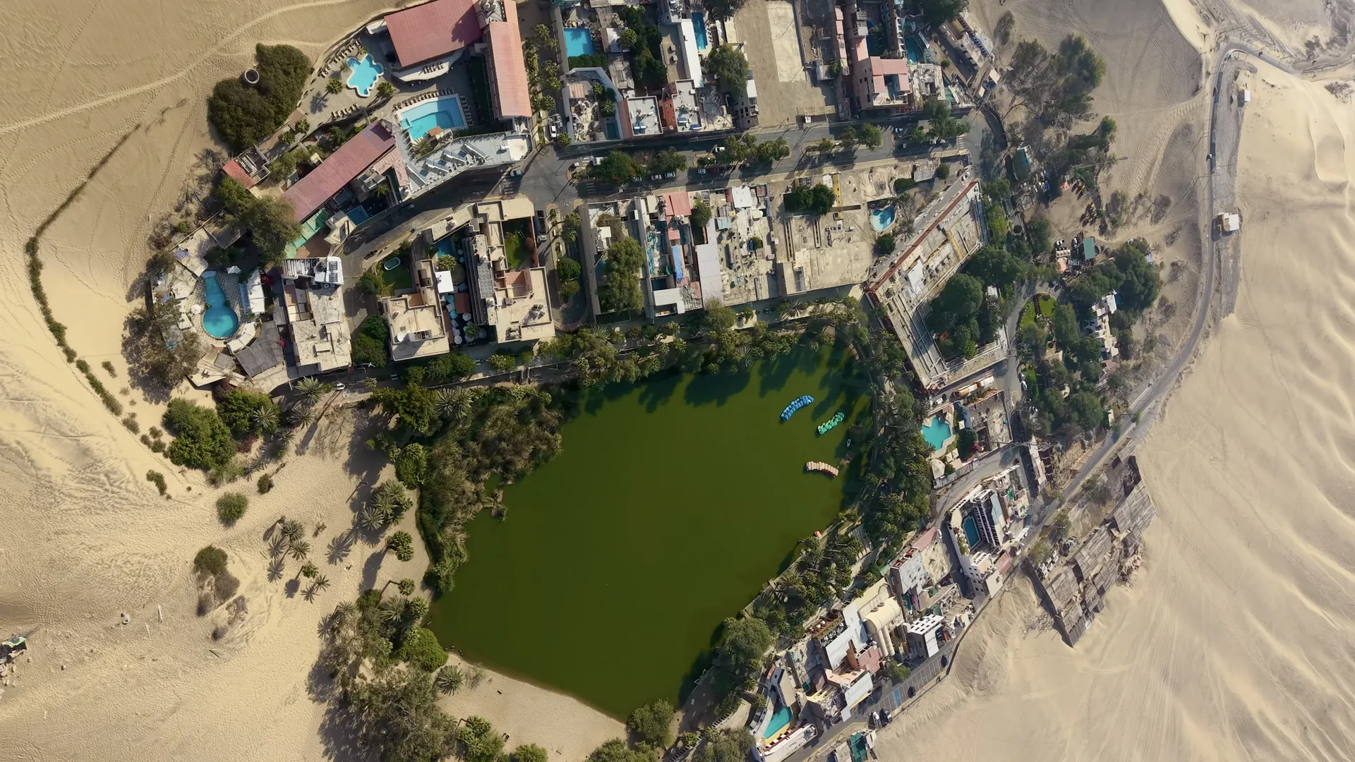 oasis de Huacachina en mitad del desierto de Ica