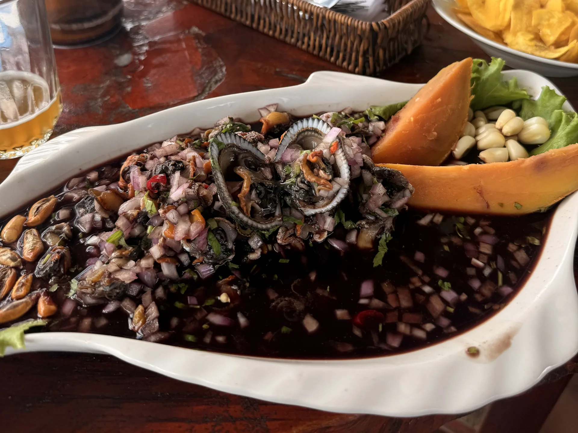 Plato de ceviche de conchas negras