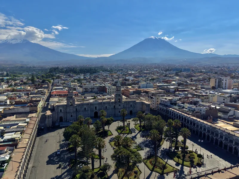 Vista aérea de la Plaza de Armas de Arequipa con la catedral y el volcán Misti al fondo
