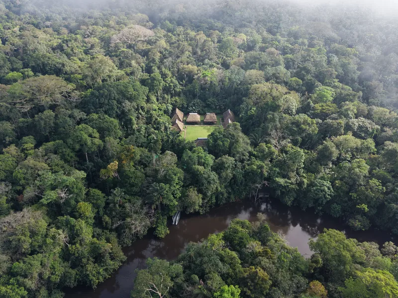 Vista aérea del lodge entre la selva y el río