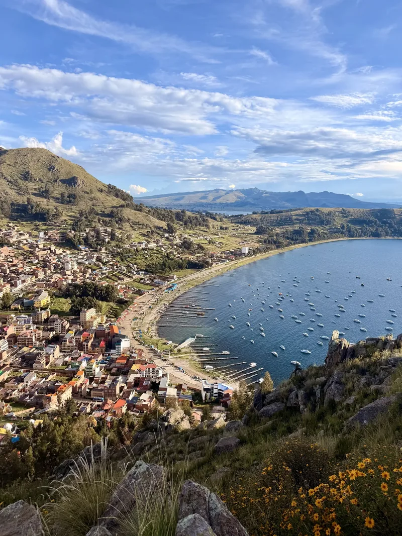 Bahía de Copacabana con barcos en el lago Titicaca vista desde el cerro, Bolivia