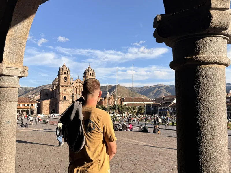 Plaza de Armas de Cusco con la iglesia de la Compañía de Jesús, vista desde los arcos de un portal