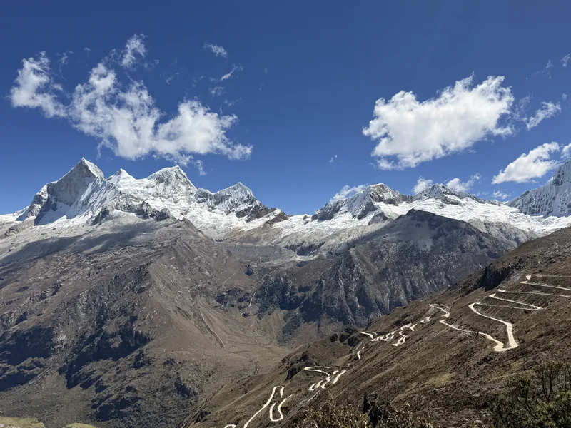 Nevados de la Cordillera Blanca sobre una carretera en zigzag cerca de Huaraz, Perú