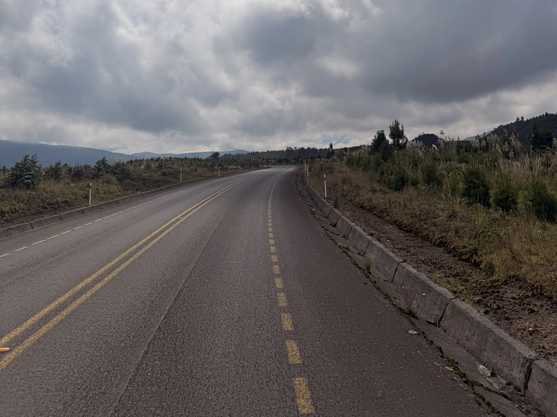 Ruta asfaltada de camino al volcán Cotopaxi