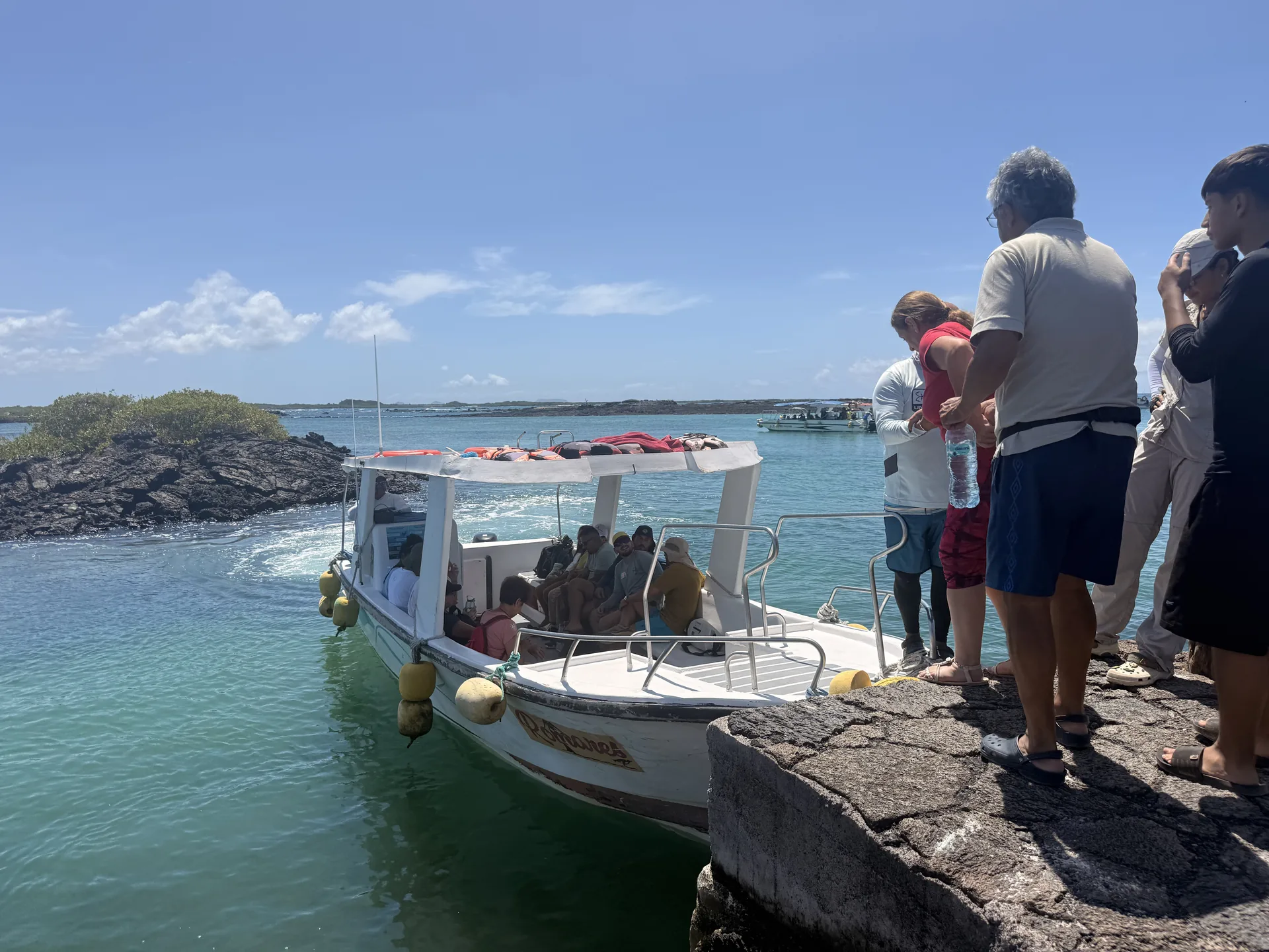 Varias personas subiendo a un barco en Galápagos