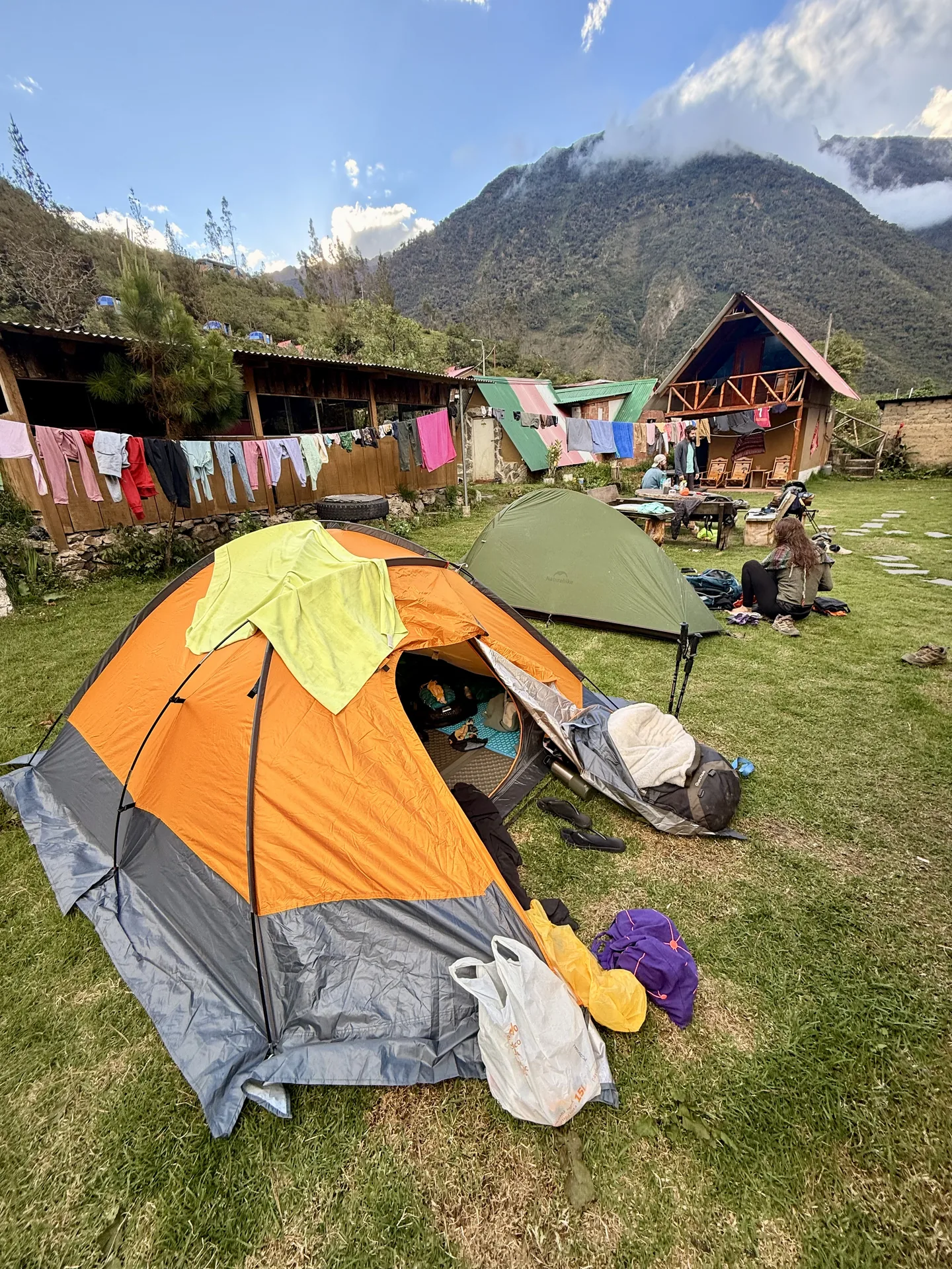 varias tendas de colores en camping salkantay trek