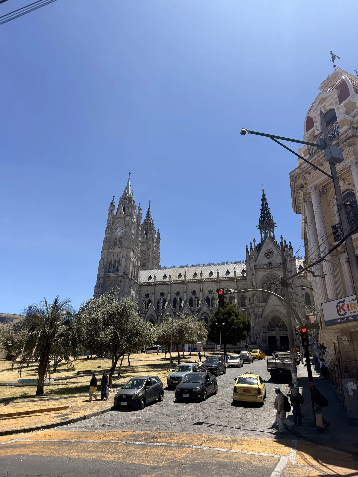 Vistas de la Basilica del Voto Nacional en Quito